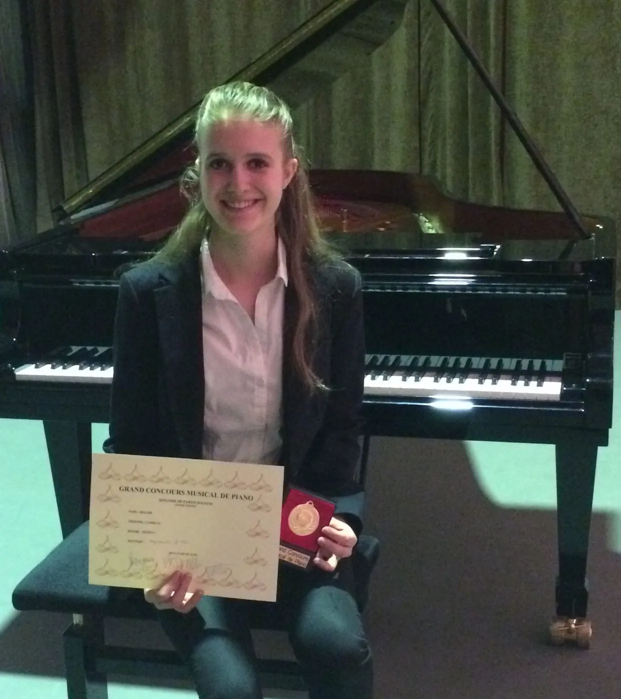 Concours de piano de Pernes les Fontaines Félicitations à Camille Mialhe qui a reçu une médaille d’or . //