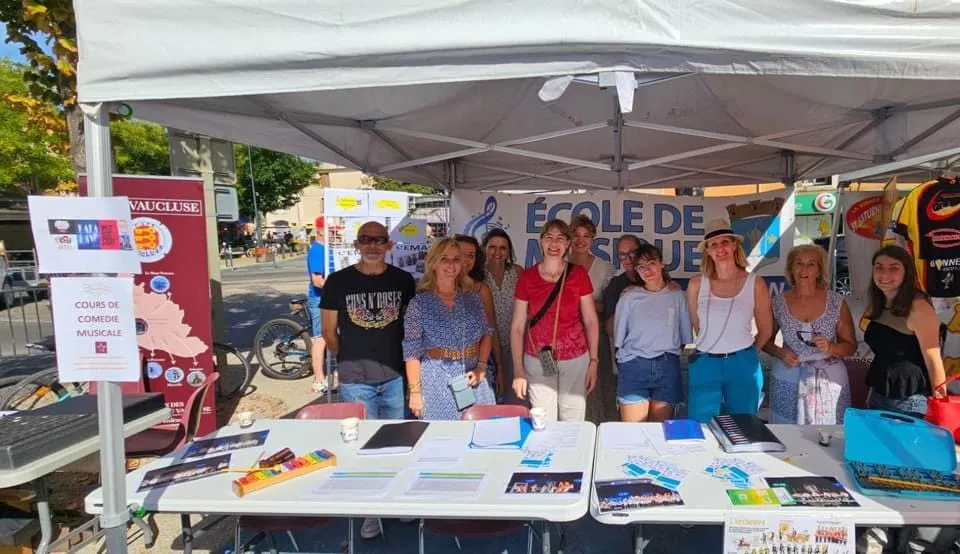🎶Membres du bureau,directrice et professeurs ,heureux d’accueillir les futurs élèves à l’école de musique🎶