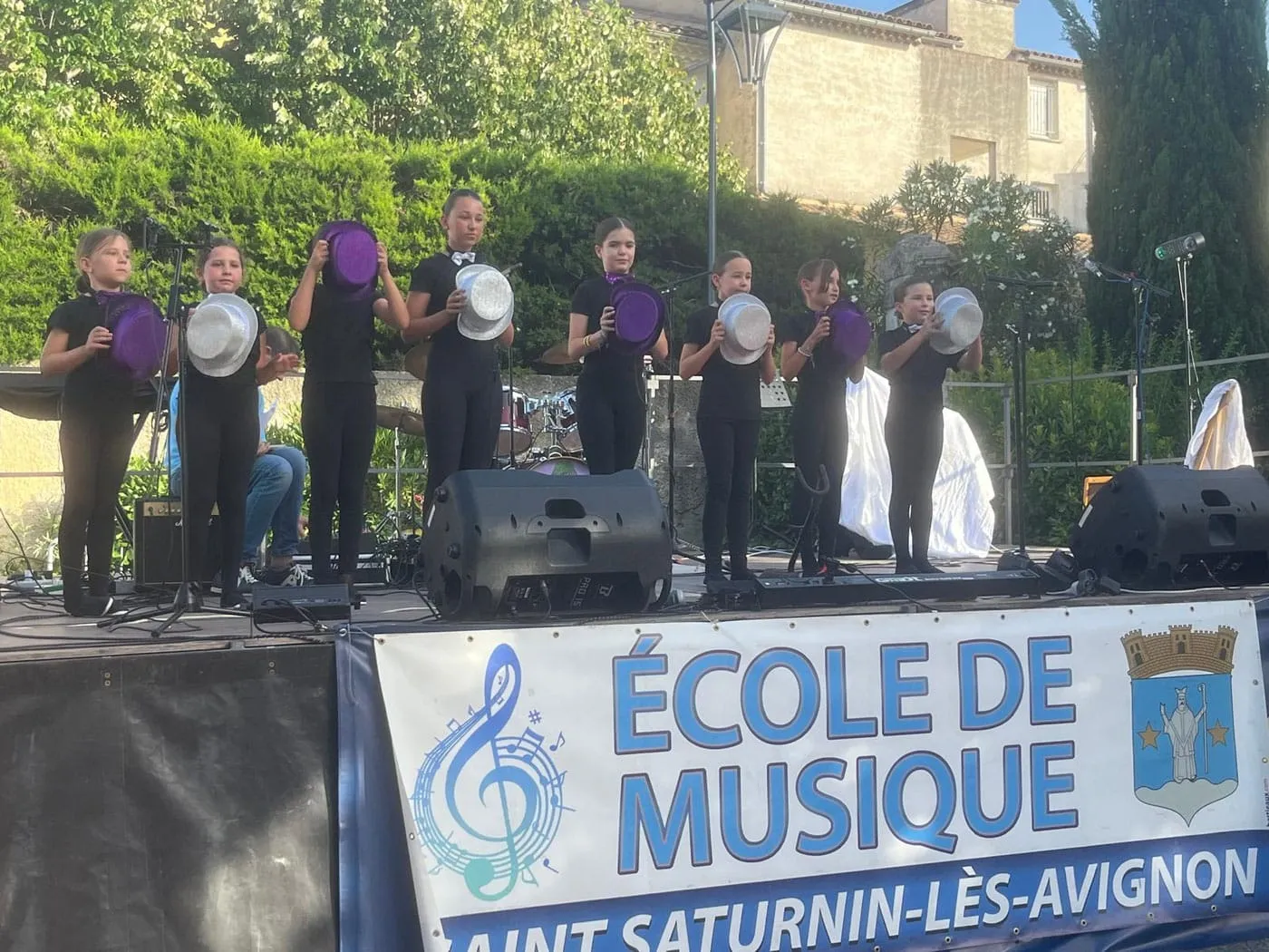 Élèves et professeurs de l'EMASS lors d'un concert de fin d'année